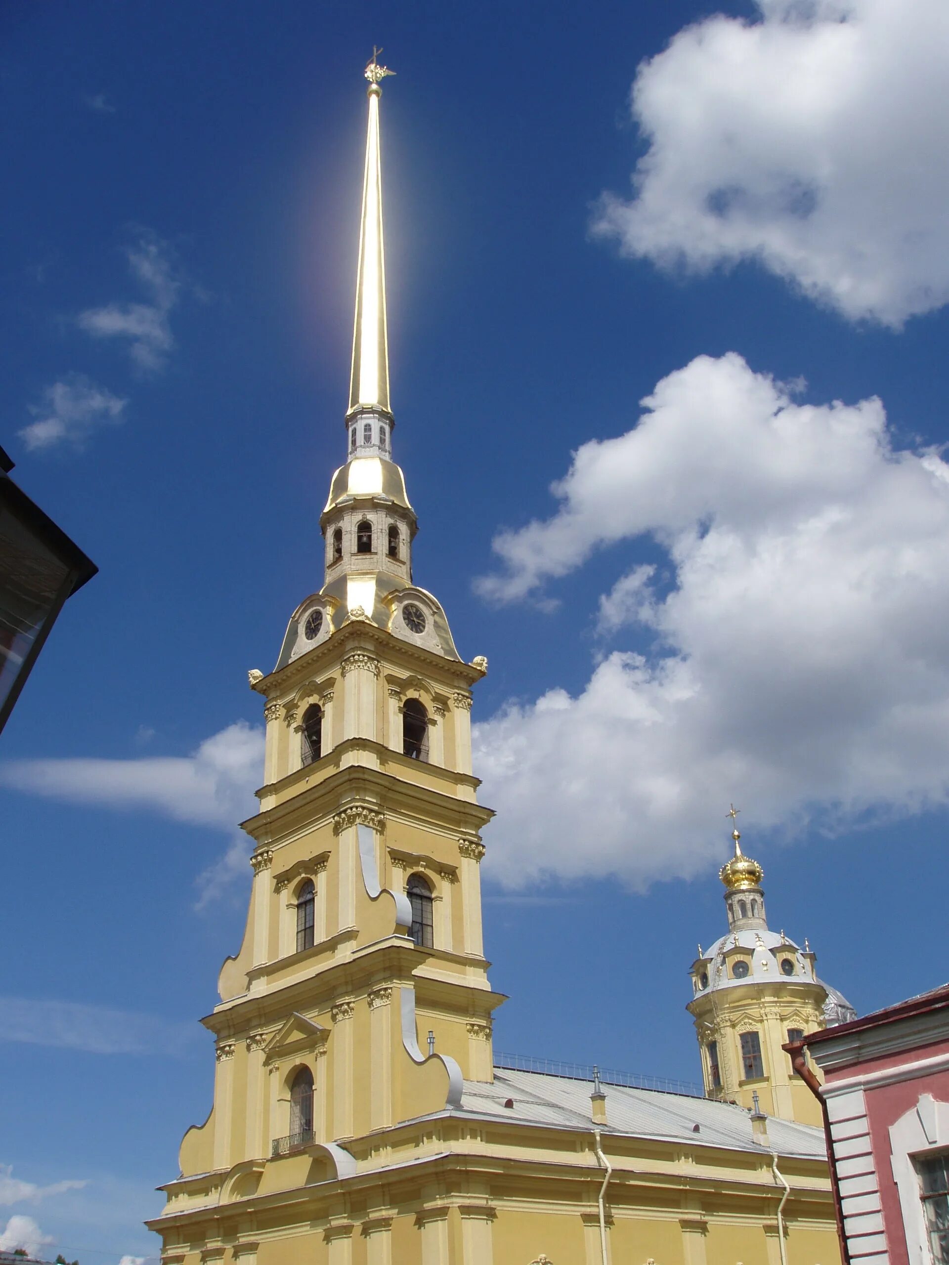 Шпиль в петербурге. Шпиль Петропавловского собора Санкт-Петербурге. Колокольня Петропавловского собора в Санкт-Петербурге. Шпиль Петропавловского собора в Петербурге. Шпиль колокольни Петропавловского собора.