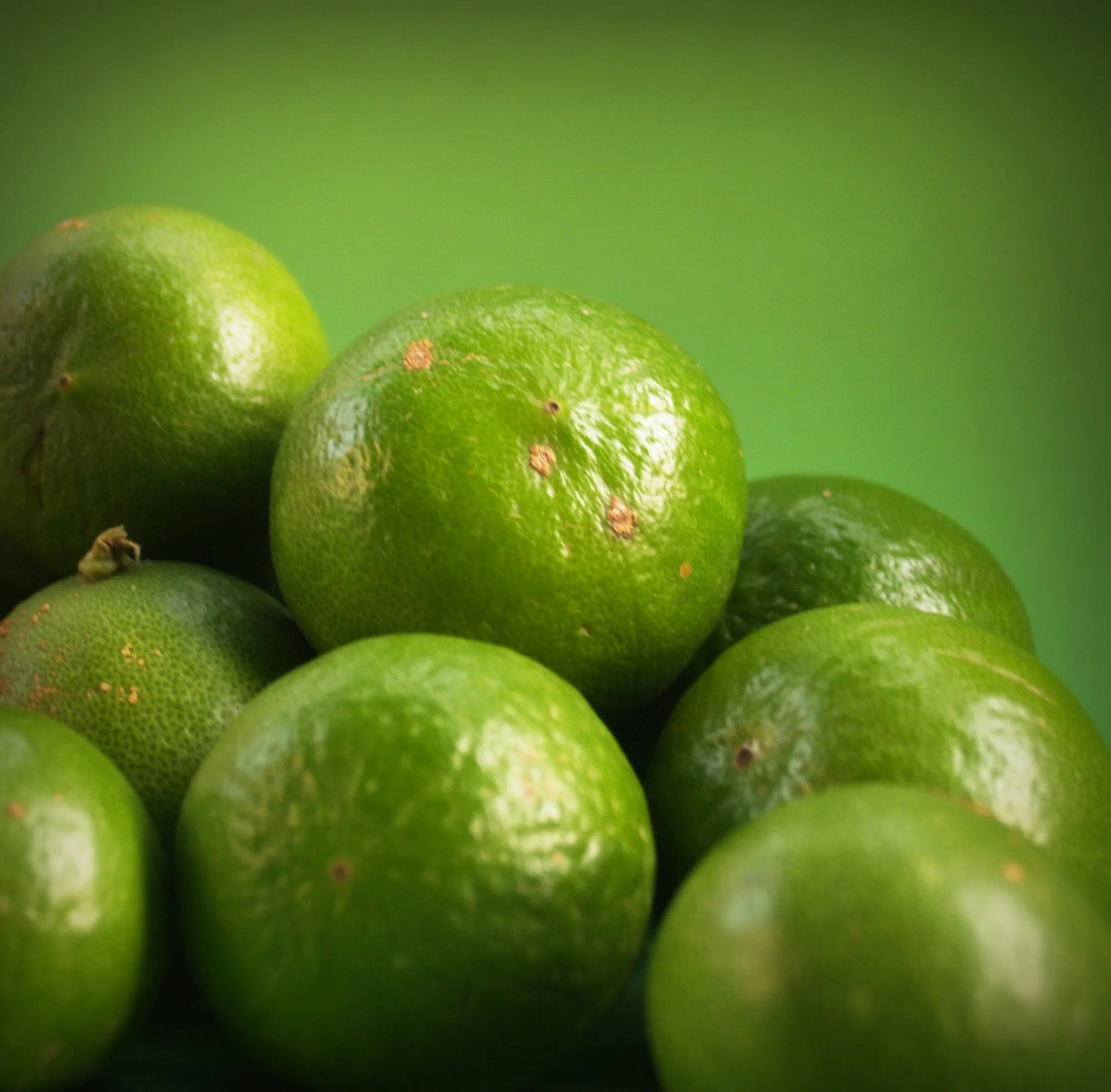 Зеленый круглый фрукт. Зеленый цитрус. Зелёный фрукт круглый. Маленький зеленый фрукт. Зеленый цитрусовый фрукт.
