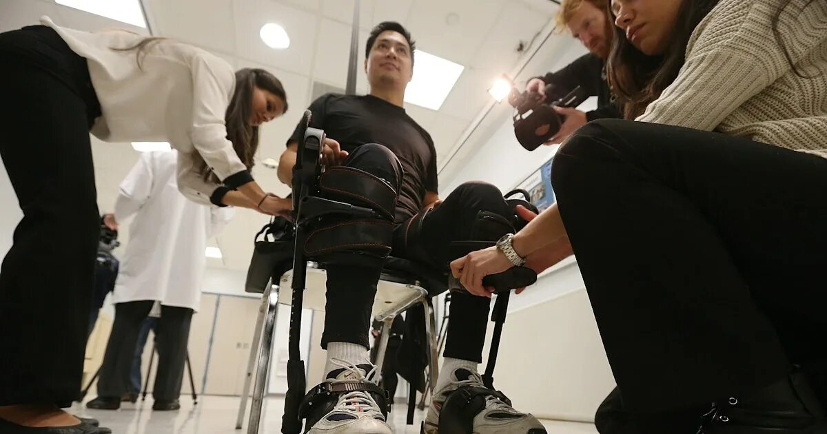 Парализованный город. Экзоскелет ekso. ekso bionics экзоскелет. полностью парализованный человек.
