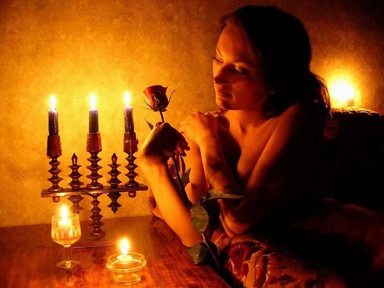 Валентина одинец. Человек со свечой в темноте. На ночь поставила свечку. Девушка со свечой молится. Свеча горела.