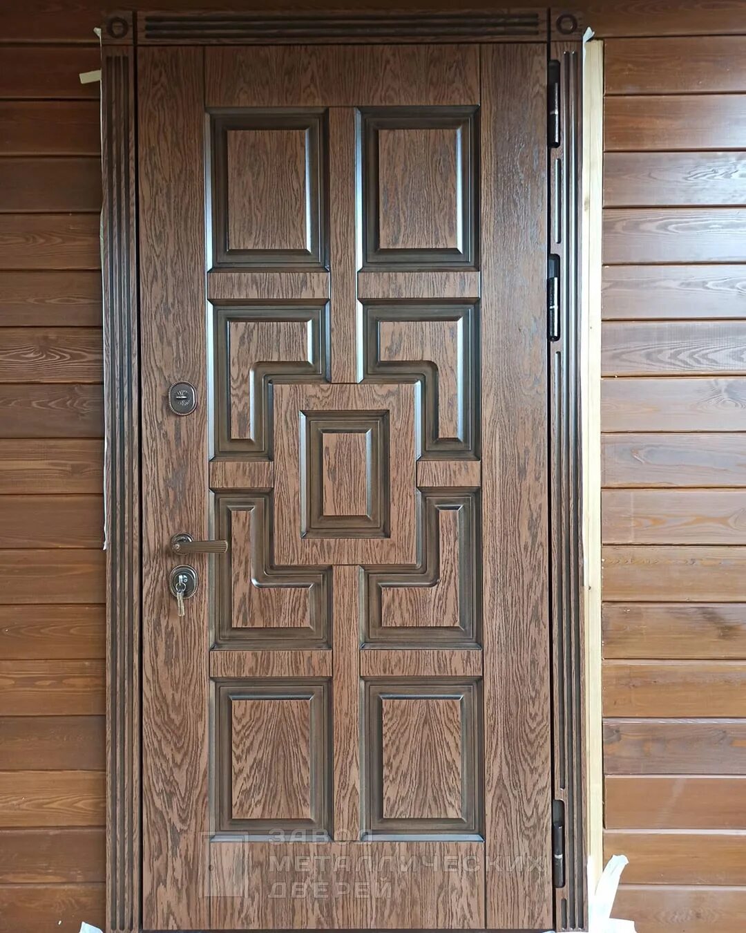 Купить дверь деревянную входную в дом. Дверь входная деревянная. Деревянная уличная дверь. Двери наружные деревянные. Входная дверь в деревянный дом.