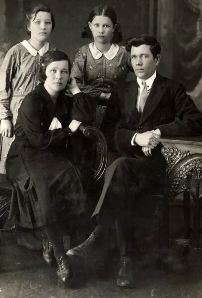 Купцы колмаковы тюмень. Семьи купцов флеер енисейская губерния. Семья в деревне лаптевых. Братья купцы колокольниковы тюмень. Семья лаптевых.