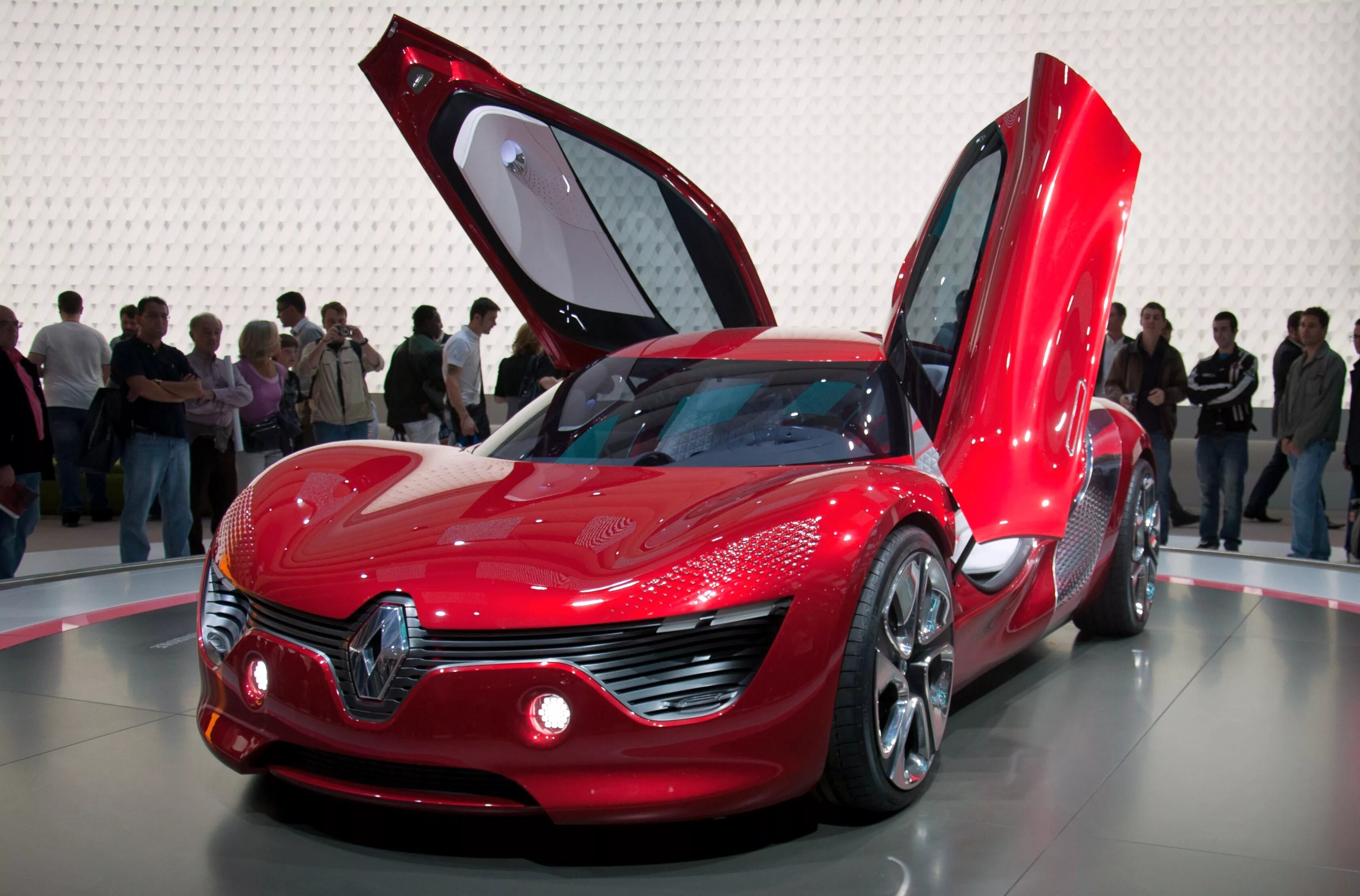 Мазерати гран туризмо 2020. Бентли мини купер. Инфинити q80. Машина бентли. Мини купер гуччи.