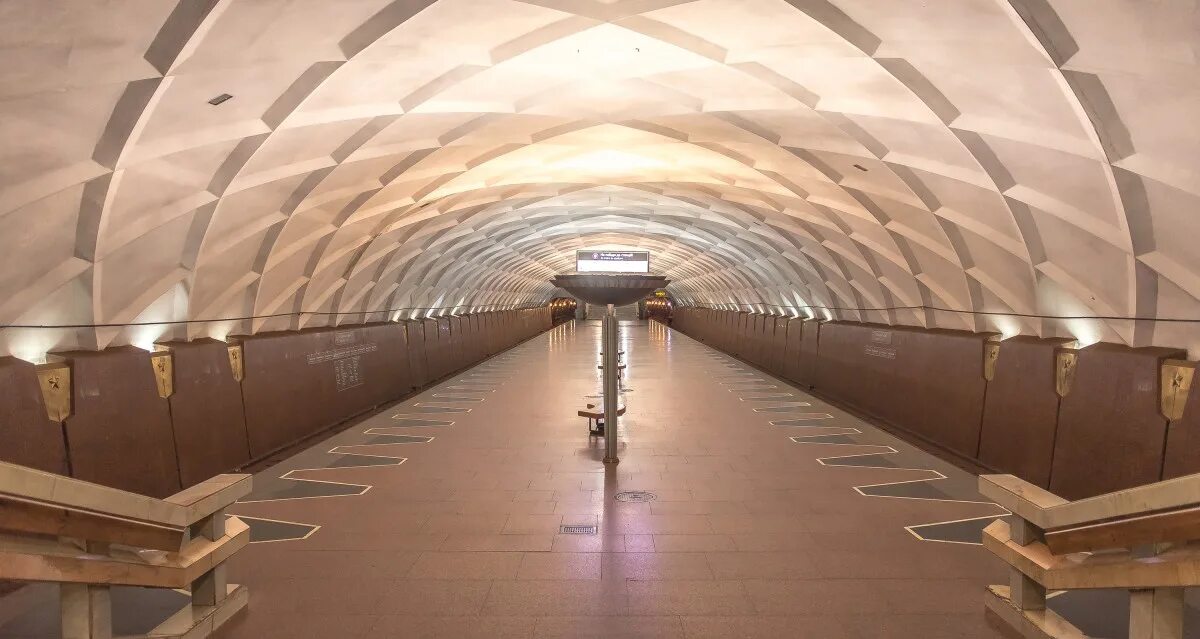 Станция метро армейская харьков. Исторический музей (станция метро). Тракторный завод (станция метро, минск). Метро южный вокзал харьков. Харьковский метрополитен 1975 года.
