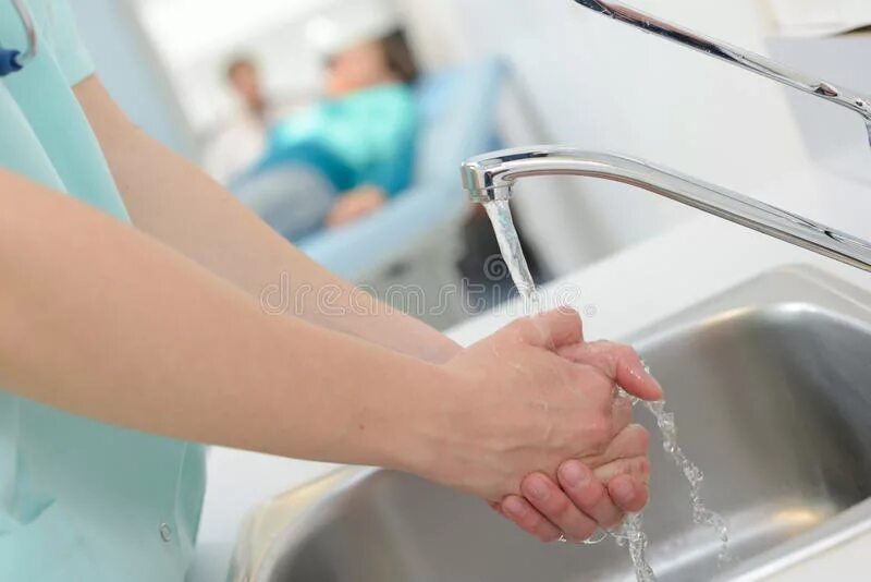 Раковина в процедурном кабинете. Медсестра моет руки. Мытье рук медсестры. Мытье рук медицинского работника. Гигиеническая обработка рук оснащение.