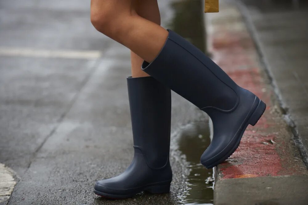 Обуй сапоги. Сапоги крокс. Резиновые сапоги Crocs на ноге. Резиновые сапоги на ногах. Женские резиновые сапоги на ногах.
