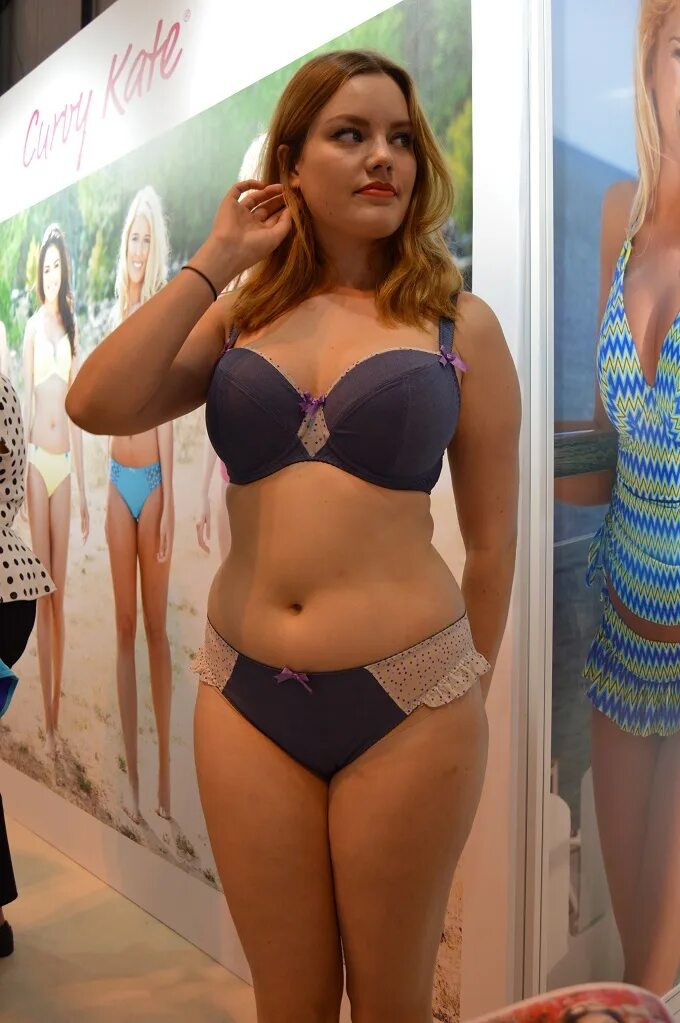 Пухленькие любительское. Две толстые подруги. Чабби плюс сайз lingerie. Маленькая толстаядевачка. Голые сестры полненькие.