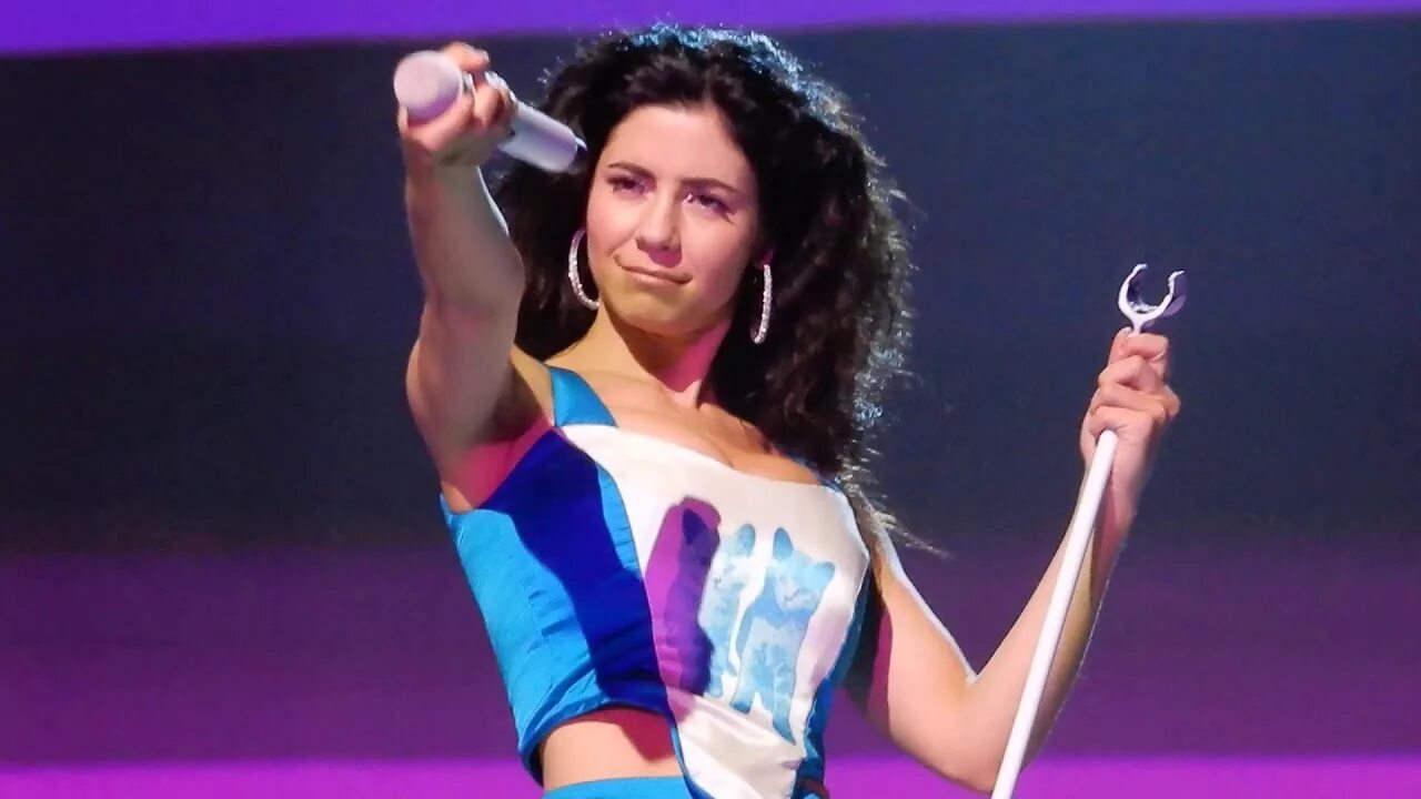 Marina live. Marina superstar. Marina and the diamonds live. Marina and the diamonds & luis fonsi babyо песня о лесби. Marina live.