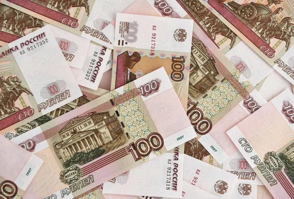 100 rubles. Пластиковые российские деньги. российские рубли для иностранцев. 100000 рублей картинка.