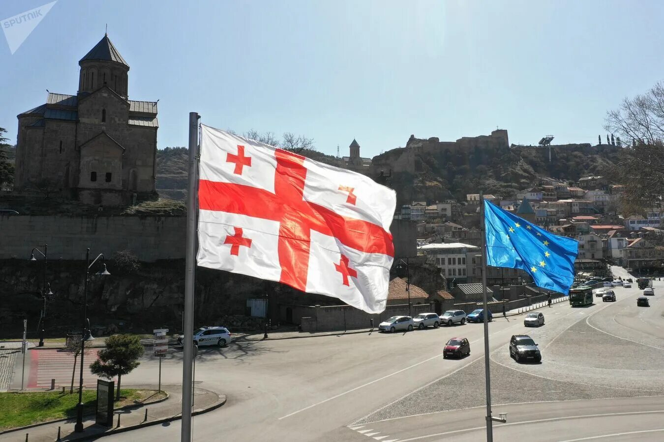 Поставь грузия. Грузия Тбилиси флаг. Флаг Грузии Гарибашвили. Флаг Грузии и ЕС В Батуми. Грузия г Georgia флаг.