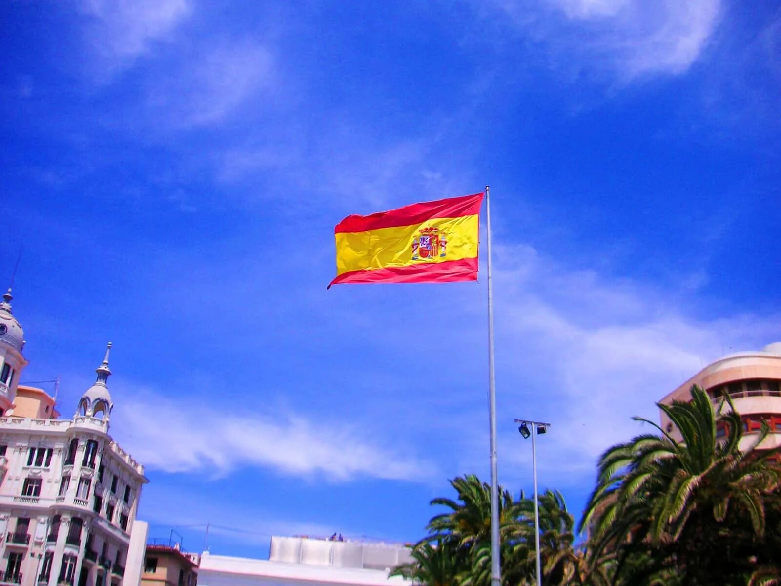 Канарес Испания. Флаг Испании. Испания достопримечательности с флагом. Испания флаг и море.