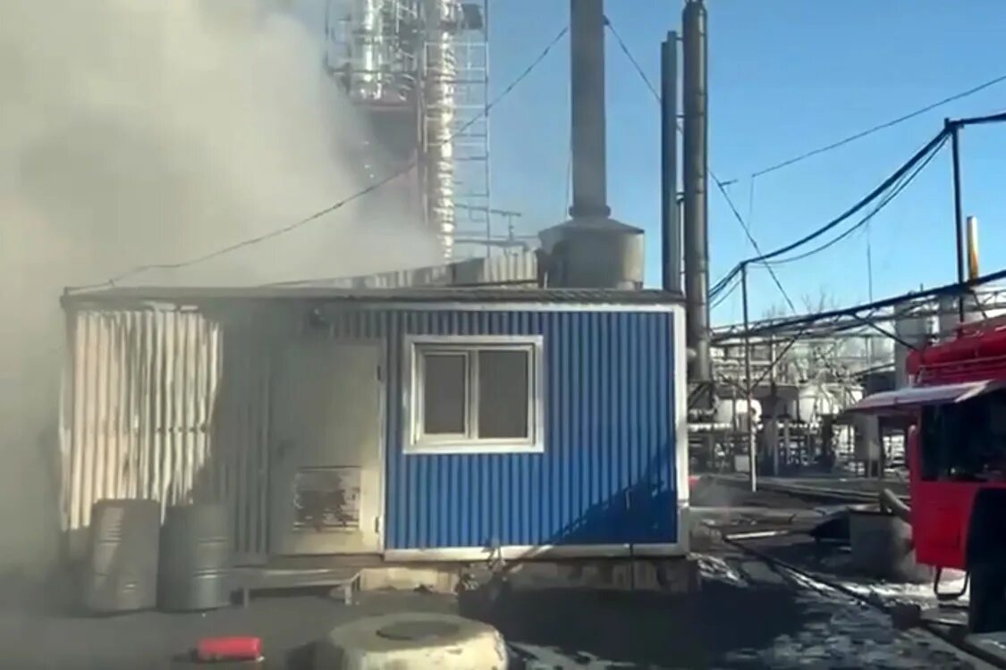 Что горит в новошахтинске сейчас. Пожар на нефтезаводе новошахтинск. новошахтинск нефтеперерабатывающий завод. горит завод.