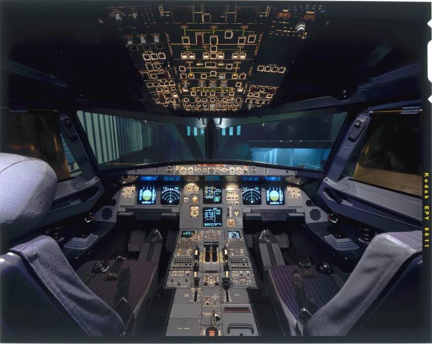 Кабина пилота самолета. Airbus a380 кабина. Airbus a320 кабина. Airbus a320 кабина пилотов. A320 Cockpit.