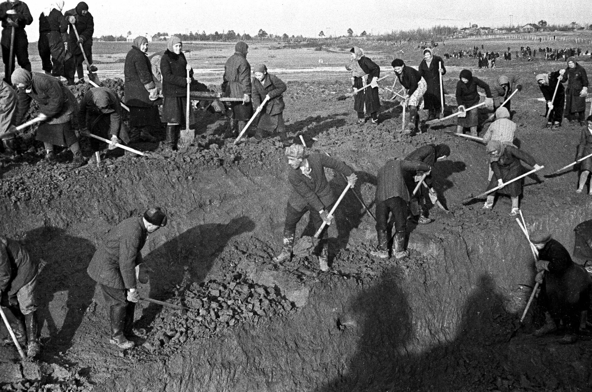 Смоленское сражение 1941. Блокада ленинграда дети роют окопы. События рва. События рва. Окопы второй мировой войны.