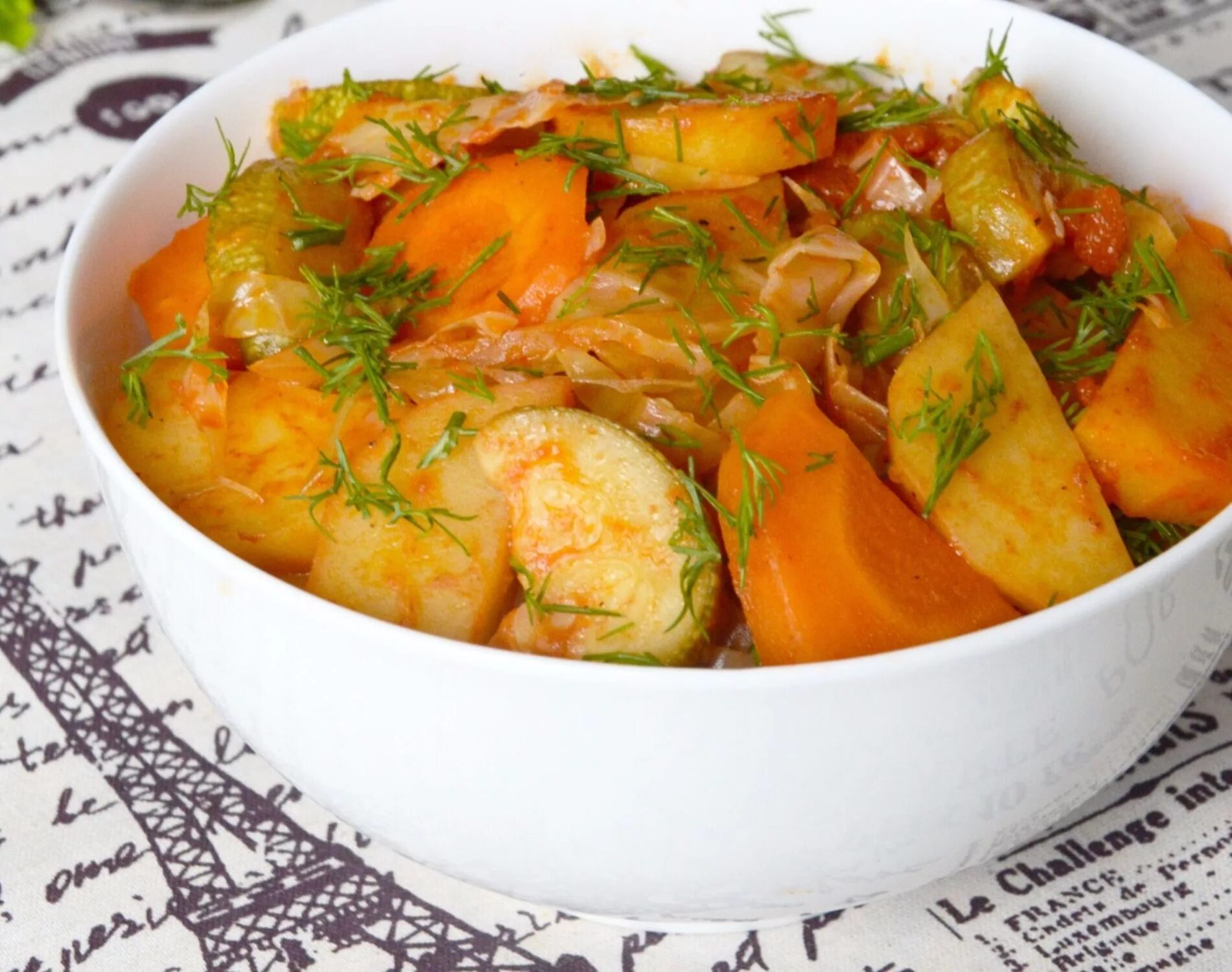 Рагу с капустой и картошкой и мясом. Овощное рагу с фаршем. Рагу. Рагу со свининой. Тушеное овощное рагу.