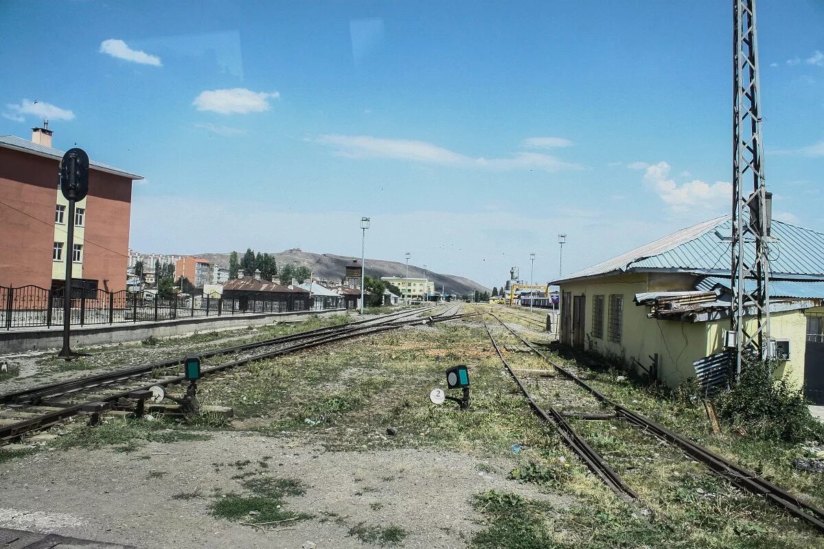 Погода в карсах. Железная дорога Гюмри карс. Дорога карс Гюмри. Станция Гюмри. Гюмри ЖД станция.