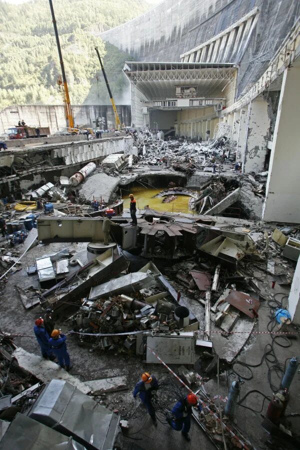 Саяно шушенская гэс после аварии. Катастрофа на саяно-шушенской гэс. Саяно-шушенская гэс авария 2009. Авария на саяно-шушенской гэс. Саяно-шушенская гэс авария 2009.