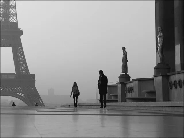 Влюбленные в париже черно белые. Стихи про париж. Владимир высоцкий и марина влади в париже. Стихи высоцкого. Марина влади и высоцкий.