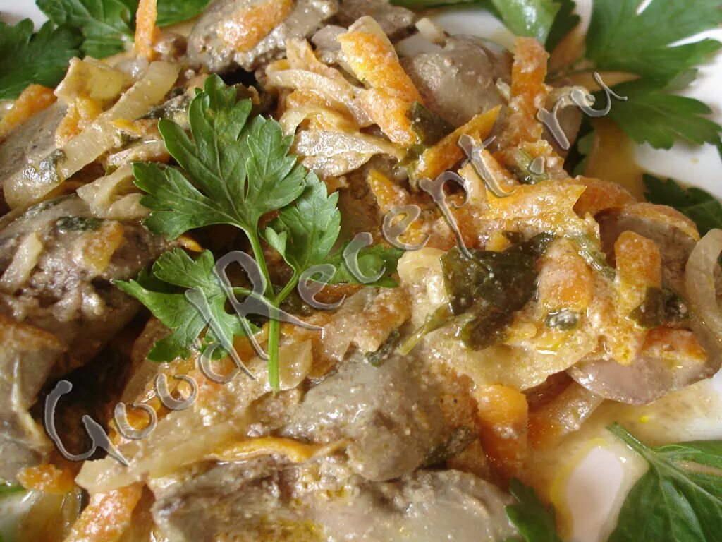 Жареная куриная печень с луком и морковью. Печенка с луком и морковью в сметане. Куриная печень жареная в сметане с луком и морковью. Печёнка куриная жареная с луком. Печень в сметане с луком и морковью.