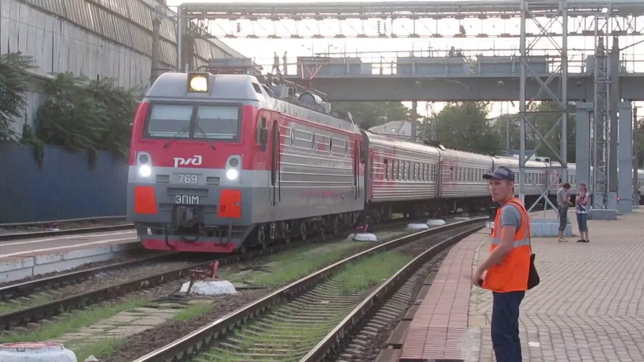 Поезд кисловодск москва 143м. Поезд тында анапа. Эп 1 м 527 вокзал новосибирск зимой ночью. Поезд воронеж кисловодск. Поезда из ростова на дону.