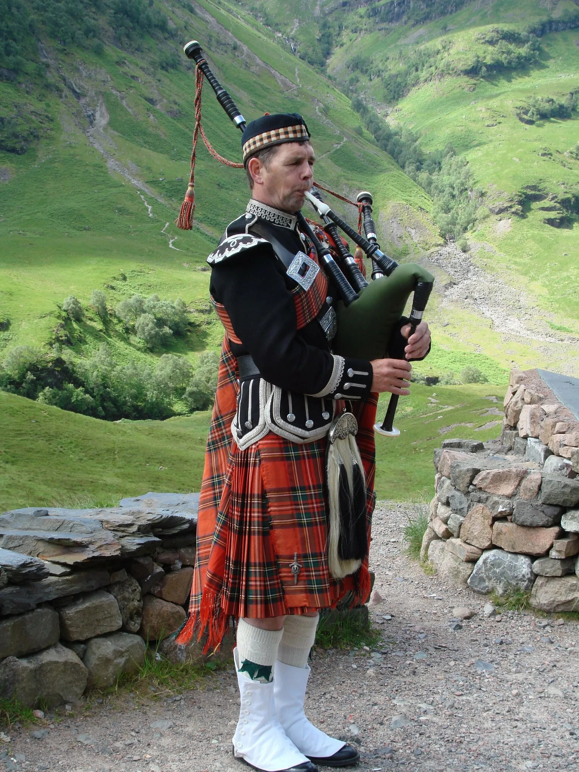 Шотландия килт волынка. Тартан Шотландия национальный костюм. Скотланд килт. Национальный костюм Шотландии с волынкой.
