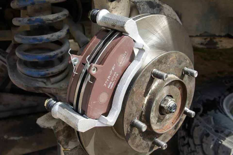 Передние дисковые тормоза ваз 21213. Как на шевроле кобальт 2013 без абс меняются передние тормозные диски. Болт крепления тормозного диска шевроле круз. Ebc brakes передние тормозные диски на шевроле круз 1. Передний тормозной диск нива шевроле 2012.