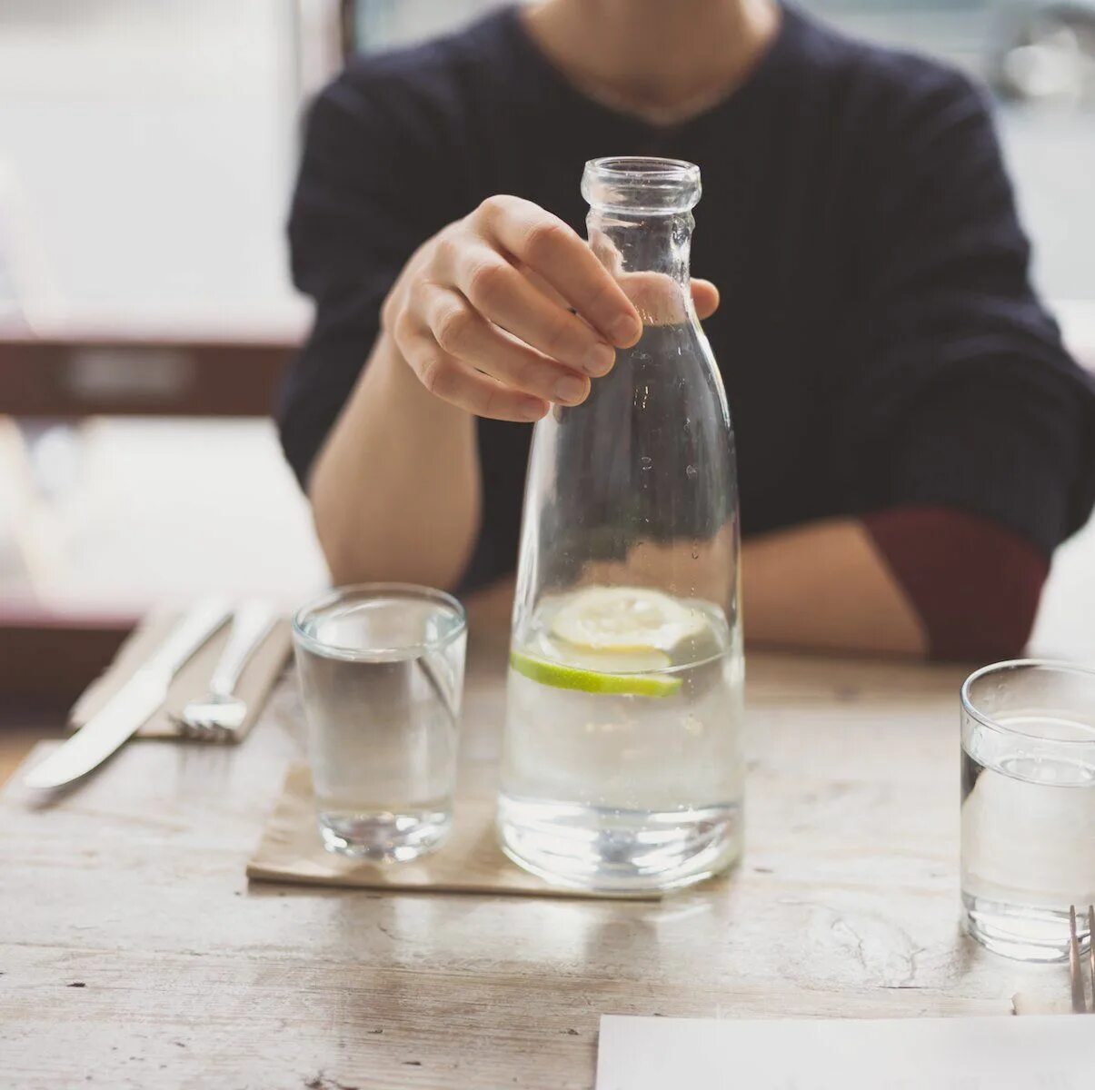 Стакан воды в ресторане. Пить воду во время еды. Прозрачная жидкая диета. Яйцо в стакане с водой. Without drinking
