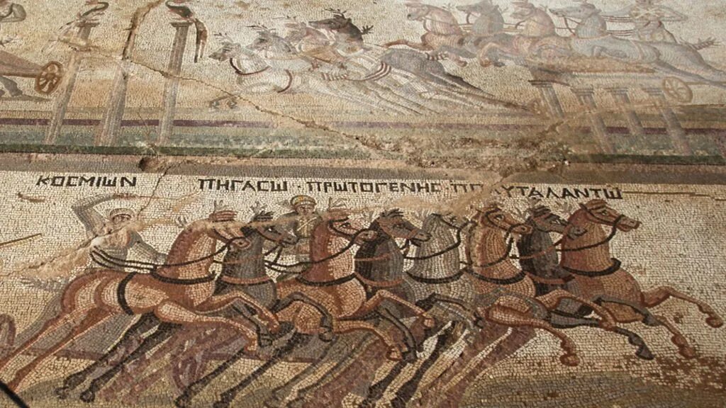 Гонки на колесницах в древнем Риме. Средневековая мозаика. Римская мозаика колесница. Ипподром мозаика Римская. На каком языке говорили римляны