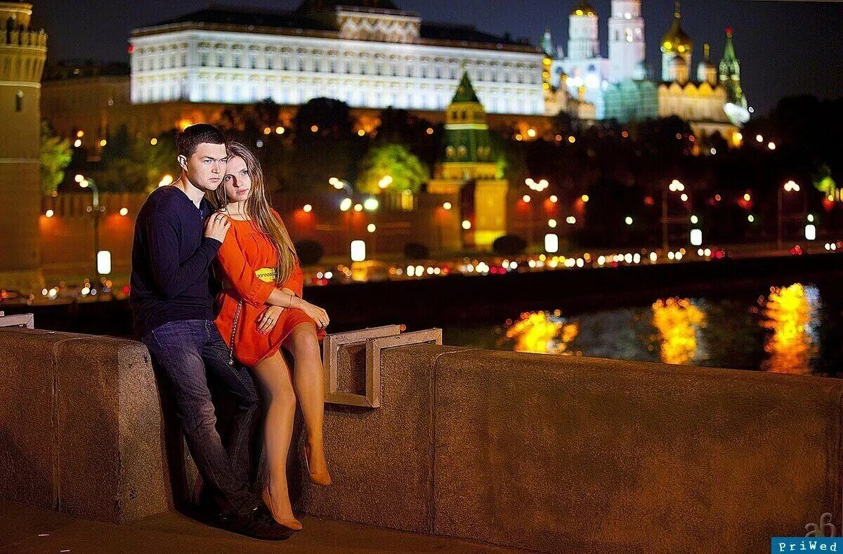 Гуляем по ночному. Влюбленные в Москве. Влюбленная пара на фоне Москвы. Парень и девушка на набережной. Влюбленные в городе.