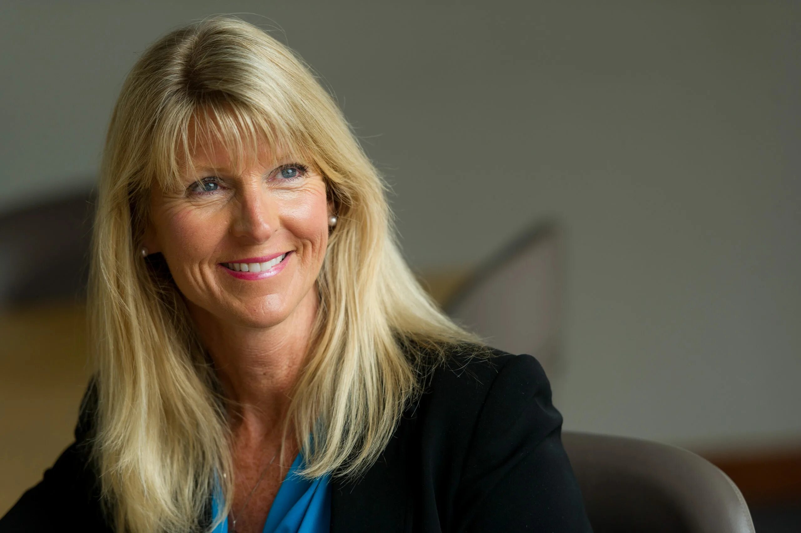 Mark gave sue a great. Сью мортер. Choose the correct item ответы. Сьюзан в городе. Хьюз футболист.