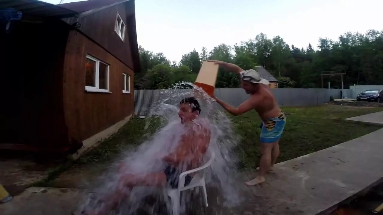 Почему плохо после бани. Обливание холодной водой в бане. обливание холодной водой после бани. обливание водой деревня. обливание водой после бани.
