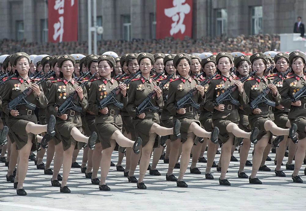 Красивая корея видео. Парад КНДР женщины. Канкан КНДР. Северная Корея парад КНДР. Северная Корея девушки маршируют.