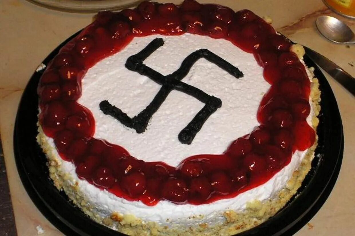 Др гитлера 21. Торт со свастикой. Пирог со свастикой. Нацистский торт.