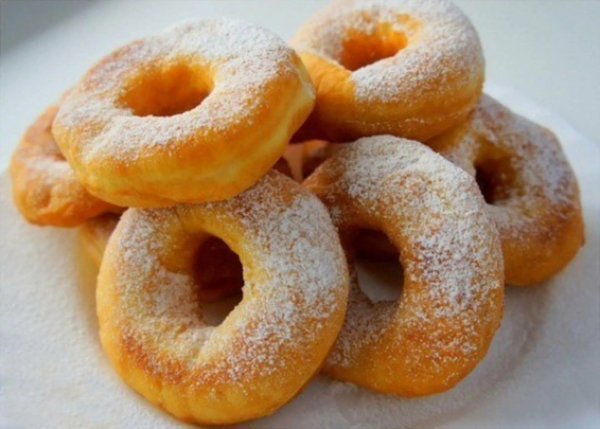 Пончики дрожжевые. Пончики на дрожжах жареные рецепт. Пончики на дрожжах жареные рецепт. Воздушные пончики с начинкой. Пышные пончики.