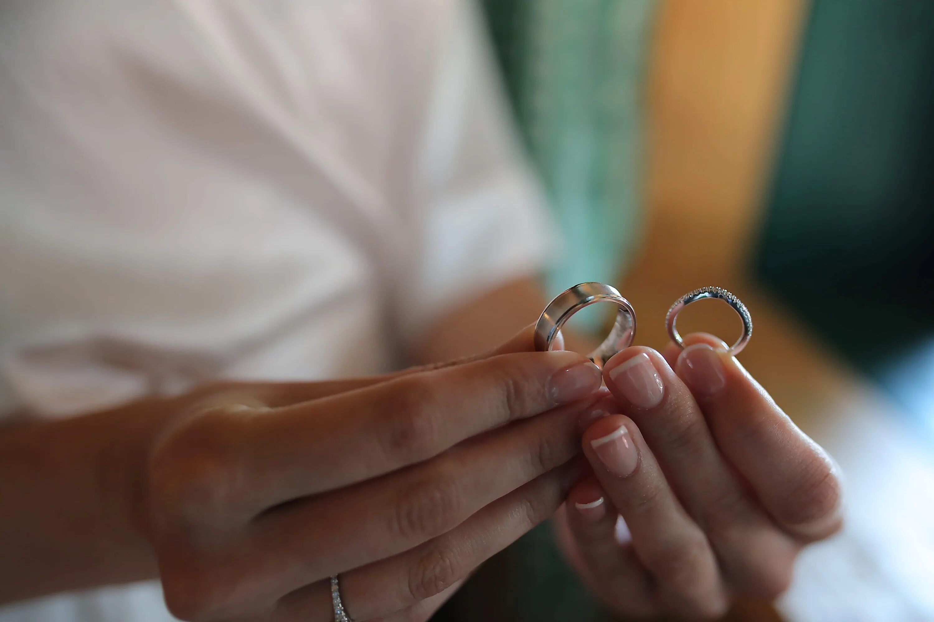 Необычные Свадебные кольца. Обручальное кольцо. Обручальные кольца на руках. Кольцо на пальце. Брак ювелирного изделия