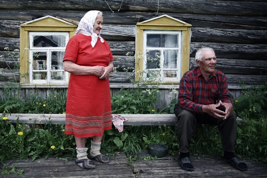 Старики в деревне. Бабушка и дедушка в деревне. Пожилые люди в деревне. Бабушка и дедушка втдеревне.