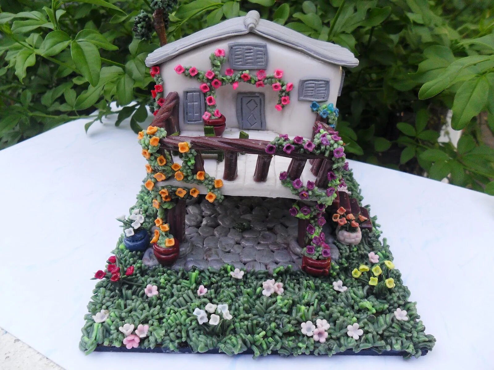 Поделки из скорлупы грецкого ореха. Домики из грецких орехов. Домик в грецком орехе. Природа в миниатюре поделка. Миниатюра в скорлупе грецкого ореха.