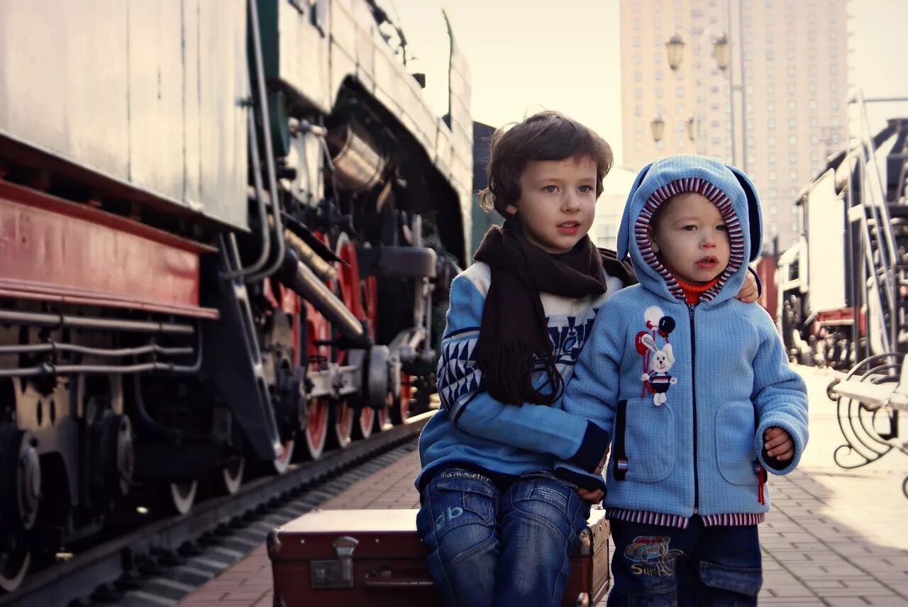 Железная дорога для детей. Поезда для детей. Дети на вокзале. Мальчик на вокзале. Путешествуй с детьми ржд