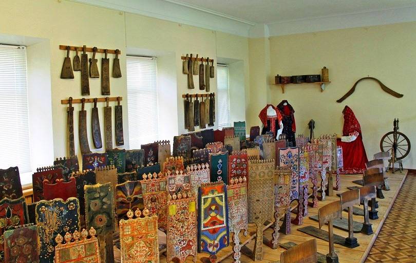 резные прялки вологодская губерния. роспись прялки. прялки северная двина музей. музей прялок. выставка прялок в музее.