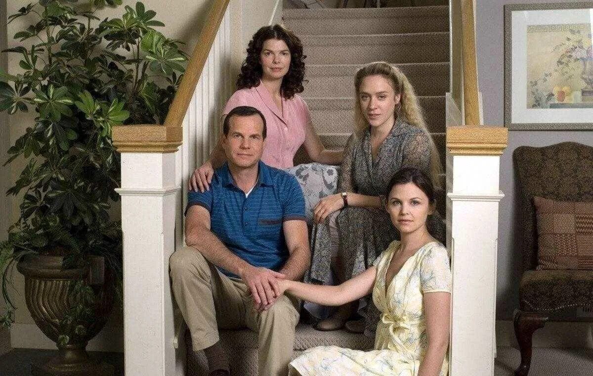 Трое жену русское. Сериал про мормонов большая любовь. Шведская семья фильм 1995. Полигамная семья. Полигамия семья.