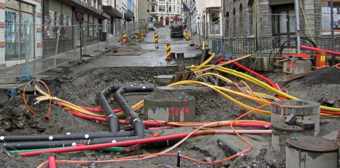 Электрический кабель. Труба пнд 32 мм для прокладки в траншее. Cable pipes. Кластеры для гофрированных труб пнд 110. Cable pipes.