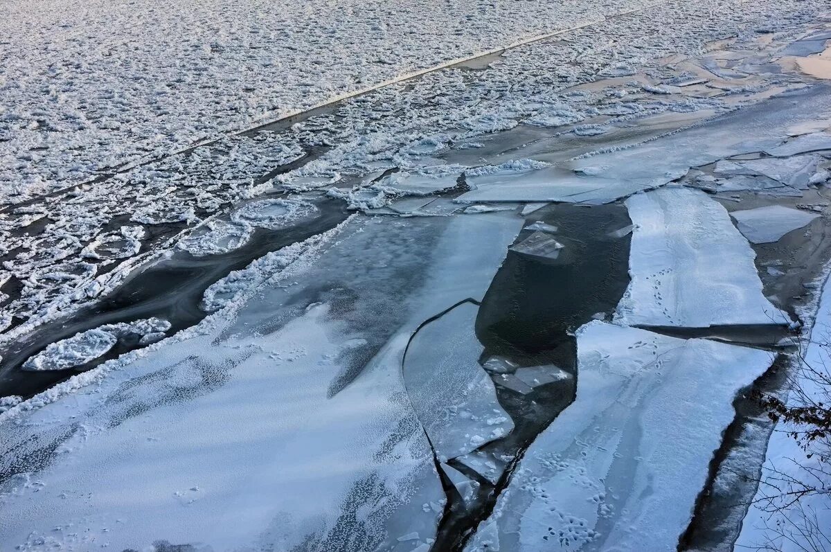 Озеро Байкал ледостав. Лед на реке. Тонкий лед. Лед на водоеме. Трещина река