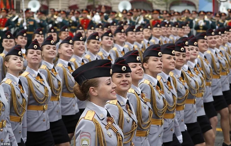 Случае параде. Женщины на параде. Форма на парад. Девушки военные на параде. Девушки на параде Победы.