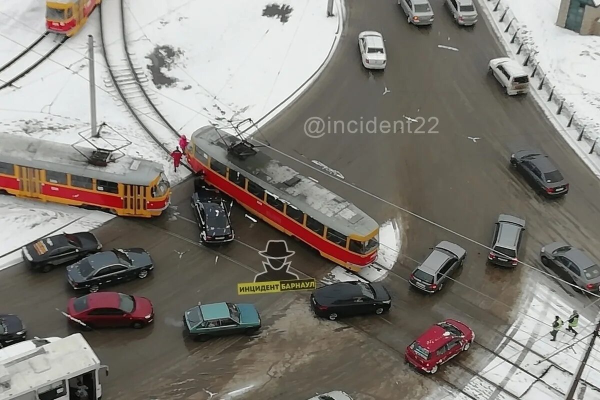 Трамвай в Барнауле авария. Трамвай Барнаул. Авария трамвай Барнаул сегодня. ДТП В Барнауле сегодня трамвай на Челюскинцев. Движение трамваев барнаул