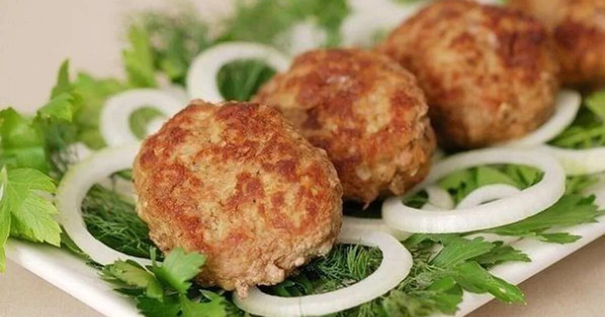 Рыбные котлеты. Зраза куриная на пару. Котлеты на пару. Кнели из индейки. Рисовые биточки.