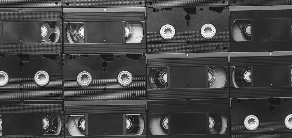 Tdk sa x100. Советские кассеты мелодия. Vhs кассеты 2003. Музыкальная кассета. Компакт кассета старая.