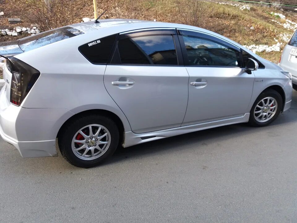 Toyota prius r17 215/50. Колеса на тойота приус. Toyota prius hybrid 2010. Колеса на тойота приус. Колесо toyota prius.