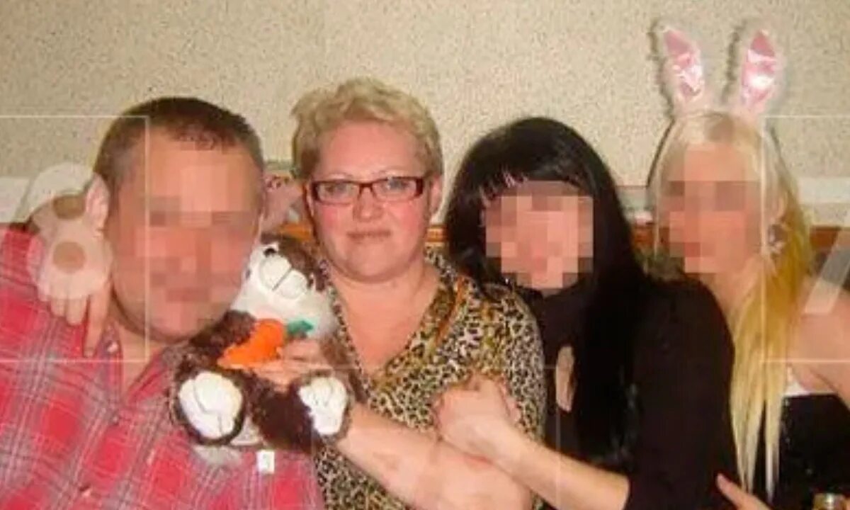 Выгнал старшую дочь. Дочь домашнее. 16 летняя девушка. несовершеннолетняя дочь. мать выгоняет дочь из дома.