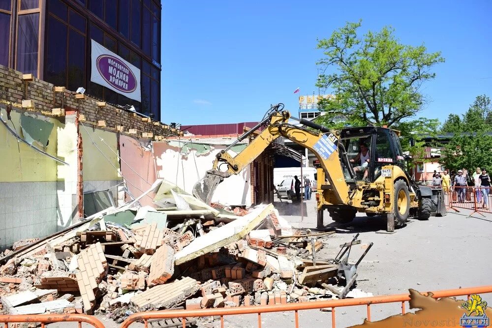 Снос тц мир. Снос торгового центра. сносят здание в симферополе на севастопольской. спецтехника для сноса зданий. снос в центре симферополя.