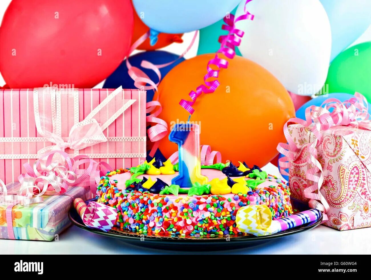 Торт шарики цветы. Торт подарки шарики. С днём рождения шары и торт. Подарок торт красивый.
